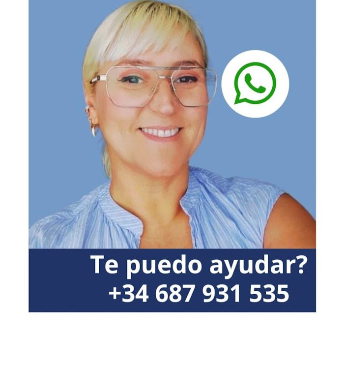 Eva directora de Cao Ingtec Mujer sonriente con gafas, fondo azul, texto "CONTACTA CON NOSOTROS".