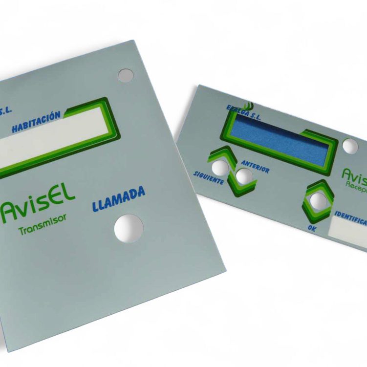 carátulas en poliéster y ventana para dispositivo electrónico Dos paneles de control con pantalla y botones, fondo azul.