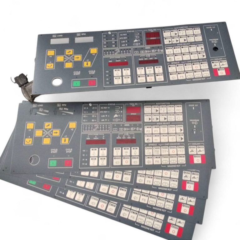 carátula de policarbonato serigrafiado Panel de control con botones y pantallas, utilizado para la gestión de máquinas.